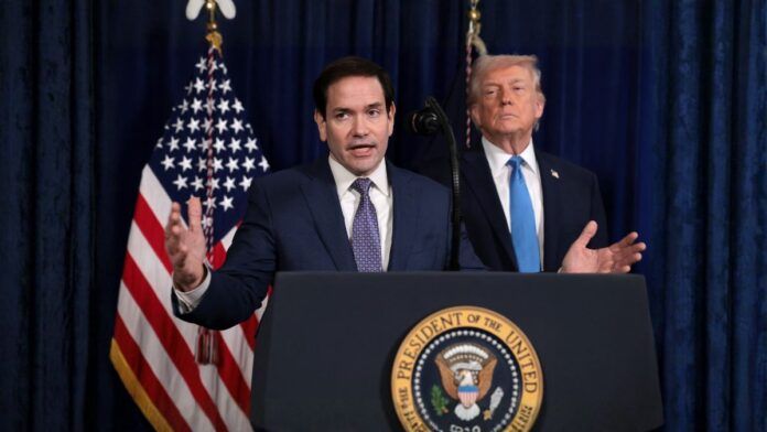 Marco Rubio, fala ao lado do presidente dos EUA, Donald Trump durante conferência de imprensa após ataque dos EUA à Venezuela (Foto: