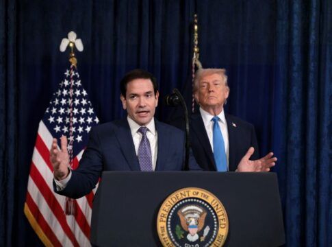 Marco Rubio, fala ao lado do presidente dos EUA, Donald Trump durante conferência de imprensa após ataque dos EUA à Venezuela
