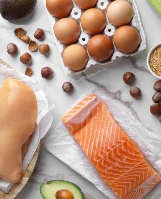 Imagem mostra alimentos ricos em proteína, como ovos, peixe, oleaginosas e frango