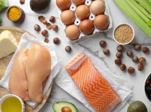 Imagem mostra alimentos ricos em proteína, como ovos, peixe, oleaginosas e frango