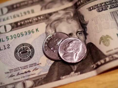 Dólar cai a R$ 5,37 e Ibovespa sobe com alívio sobre Venezuela