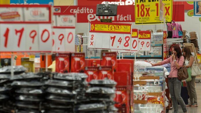 Inflação fecha 2025 em 4,26% após alta de 0,33% em dezembro