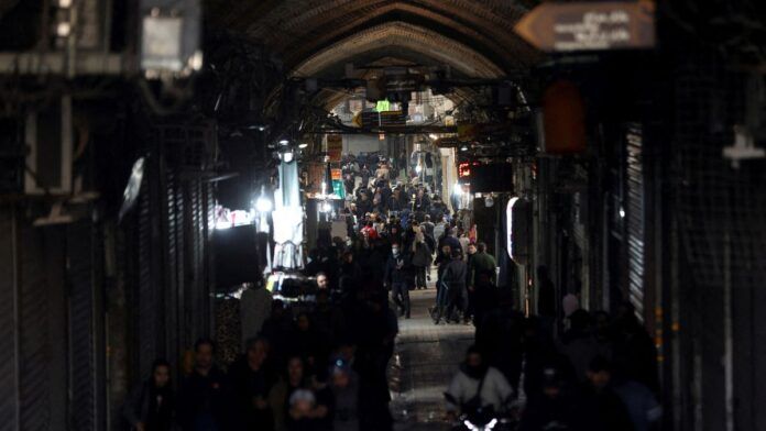 Após cortar internet, líder supremo do Irã adverte manifestantes