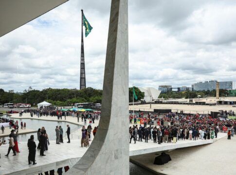 A Praça dos Três Poderes, em Brasília, durante cerimônia que marcou os atos de 8 de Janeiro