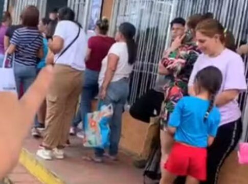Venezuelana que morou no Brasil mostra supermercados lotados após ataque de Trump