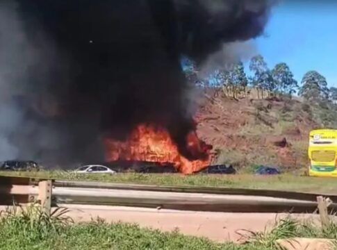 Ônibus pega fogo e anda sem controle na Fernão Dias; rodovia ficou interditada