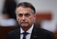 Bolsonaro pede a Moraes autorização para receber Tarcísio na Papudinha