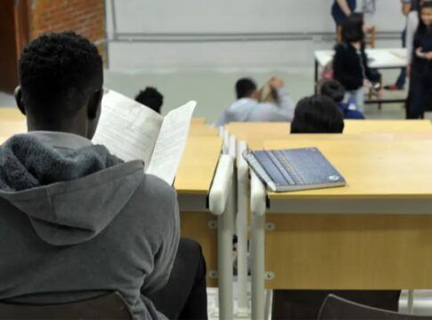 estudante negro lendo um livro na sala de aula