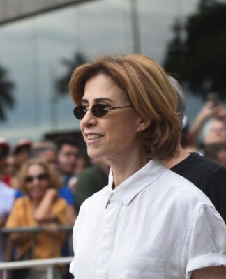 Fernanda Torres celebra Globo de Ouro e agradece santinho em sua homenagem