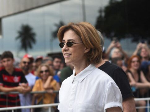 Fernanda Torres celebra Globo de Ouro e agradece santinho em sua homenagem