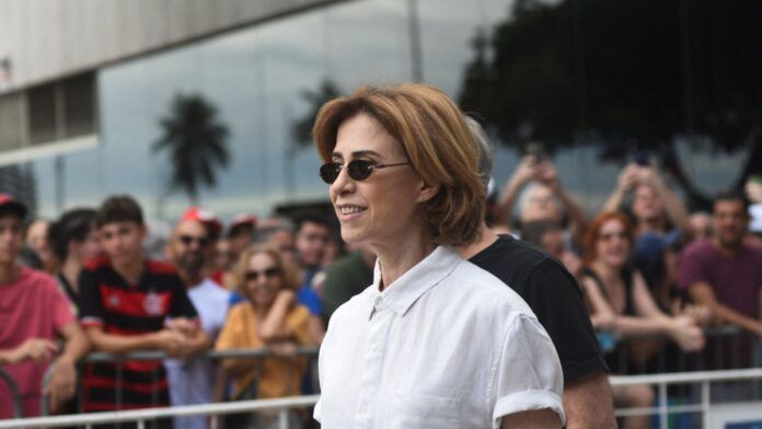 Fernanda Torres celebra Globo de Ouro e agradece santinho em sua homenagem