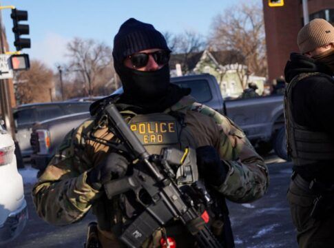 Brasileiro se declara culpado por agredir agentes do ICE durante prisão nos Estados Unidos