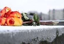 Um ramo de flores repousa sobre uma estela de concreto coberta de gelo no Memorial aos Judeus Assassinados da Europa, no Dia Internacional da Lembrança do Holocausto, em Berlim, Alemanha, 27 de janeiro de 2026.