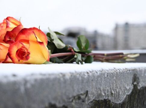 Um ramo de flores repousa sobre uma estela de concreto coberta de gelo no Memorial aos Judeus Assassinados da Europa, no Dia Internacional da Lembrança do Holocausto, em Berlim, Alemanha, 27 de janeiro de 2026.