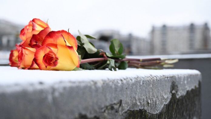 Um ramo de flores repousa sobre uma estela de concreto coberta de gelo no Memorial aos Judeus Assassinados da Europa, no Dia Internacional da Lembrança do Holocausto, em Berlim, Alemanha, 27 de janeiro de 2026.