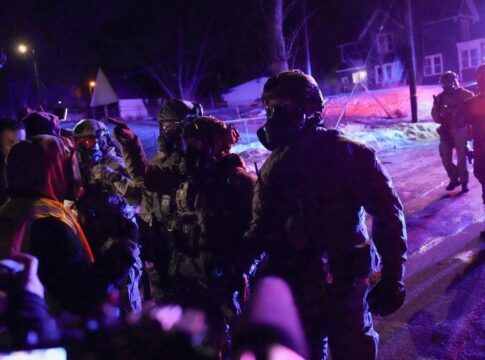 Imigrante venezuelano é baleado na perna por agente federal em Minneapolis