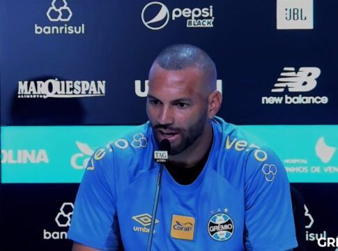 Weverton é apresentado no Grêmio e cita Fábio como exemplo de longevidade
