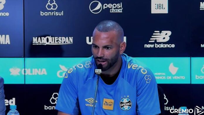 Weverton é apresentado no Grêmio e cita Fábio como exemplo de longevidade