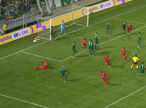 Kauan Christian aproveita cruzamento fechado na primeira trave, desvia de cabeça e tira do goleiro do Palmeiras para fazer 2 a 1 para o Ibrachina (Foto: Reprodução/Cazé TV)