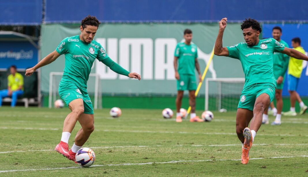 Raphael Veiga (esq.) participa do treino do Palmeiras, na Academia de Futebol; meia é uma das esperanças de gol da equipe alviverde