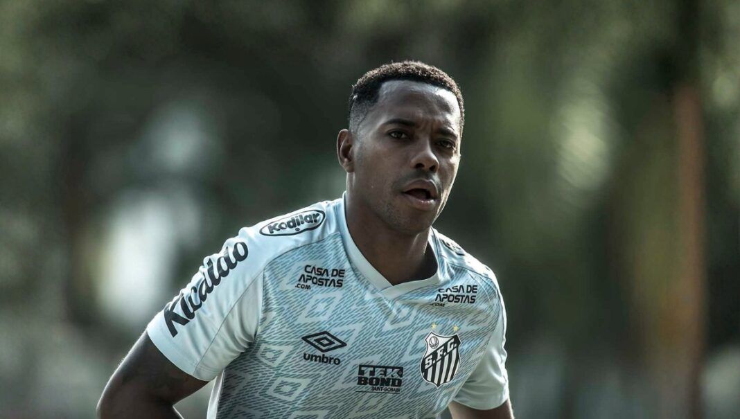 Robinho com o uniforme do Santos em treino