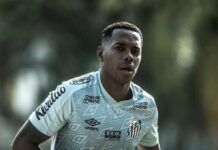 Robinho com o uniforme do Santos em treino