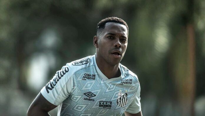 Robinho com o uniforme do Santos em treino