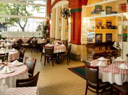 Mesas e cadeiras do OsteriaGenerale