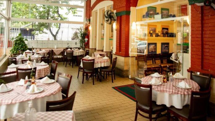 Mesas e cadeiras do OsteriaGenerale