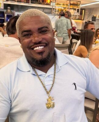 Tonzão Chagas sentado durante festa de Ano Novo