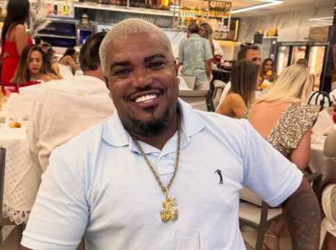 Tonzão Chagas sentado durante festa de Ano Novo