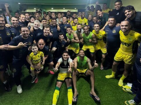 Jogadores e membros da comissão técnica do Mirassol comemoram vitória sobre o Vasco