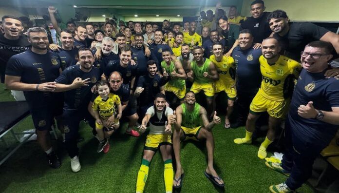 Jogadores e membros da comissão técnica do Mirassol comemoram vitória sobre o Vasco