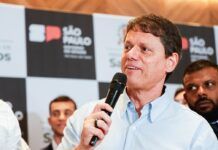 Após visitar Bolsonaro, Tarcísio reforça apoio a Flávio e confirma busca por reeleição em SP