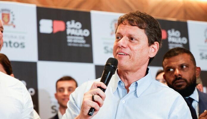 Após visitar Bolsonaro, Tarcísio reforça apoio a Flávio e confirma busca por reeleição em SP