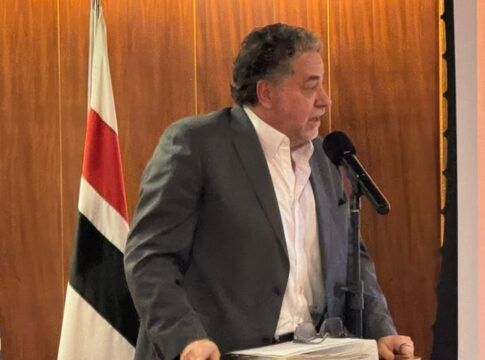 Julio Casares discursa antes da votação do processo de impeachment