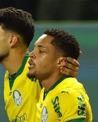 Flaco López e Vitor Roque com a camisa amarela do Palmeiras