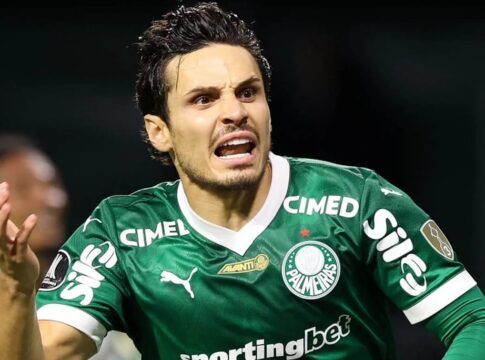 Raphael Veiga com a camisa do Palmeiras