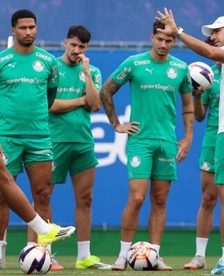 Abel Ferreira orienta jogadores do Palmeiras