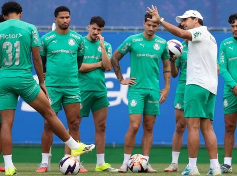 Abel Ferreira orienta jogadores do Palmeiras