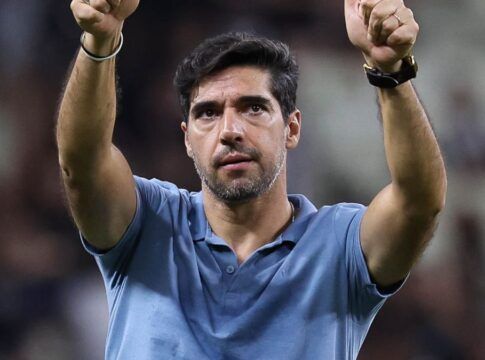 Abel Ferreira faz conta para pedir reforços à diretoria do Palmeiras
