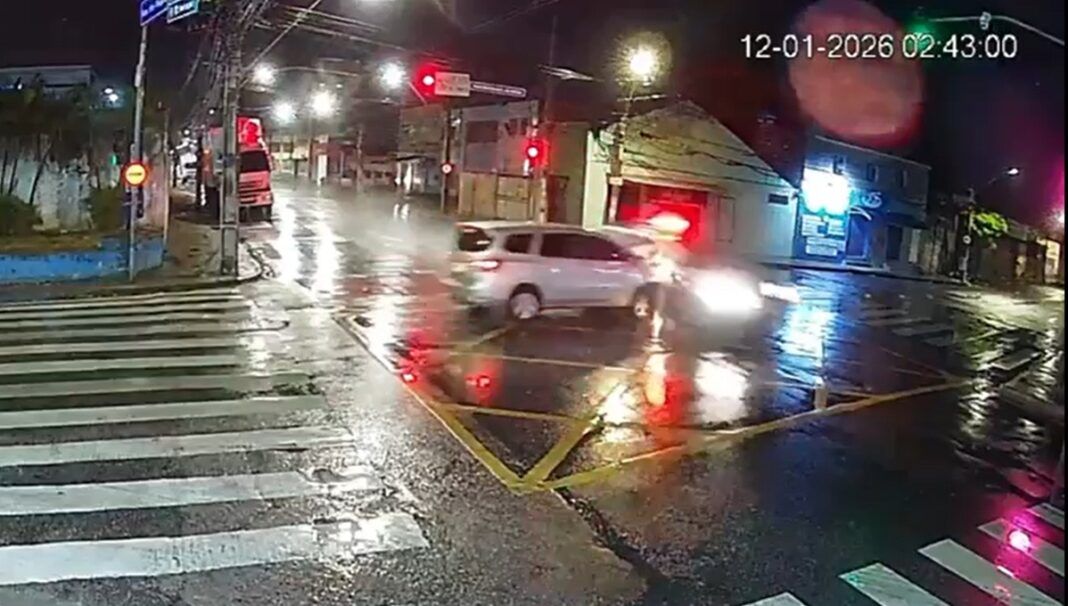 Viatura colide com carro de passeio em cruzamento no Recife, à noite, após furar sinal vermelho