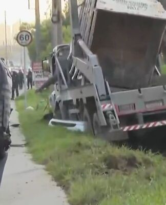Quatro jovens morrem após carro colidir com caminhão na Rodovia Régis Bittencourt