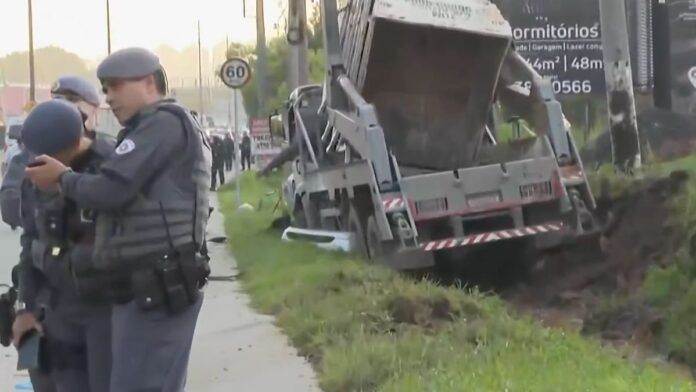 Quatro jovens morrem após carro colidir com caminhão na Rodovia Régis Bittencourt