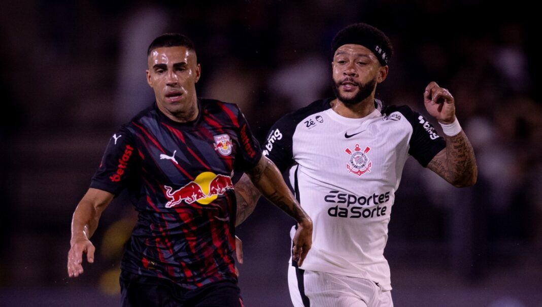 Memphis Depay, do Corinthians, e Gabriel, do Bragantino, em jogo do Brasileirão