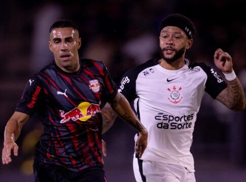 Memphis Depay, do Corinthians, e Gabriel, do Bragantino, em jogo do Brasileirão