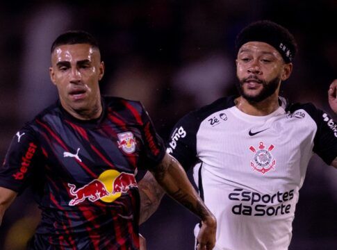 Memphis Depay, do Corinthians, e Gabriel, do Bragantino, em jogo do Brasileirão