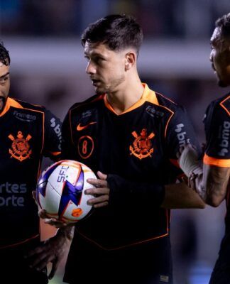 Bidu, Garro, que está com a bola, e Matheuzinho discutem quem baterá falta pelo Corinthians