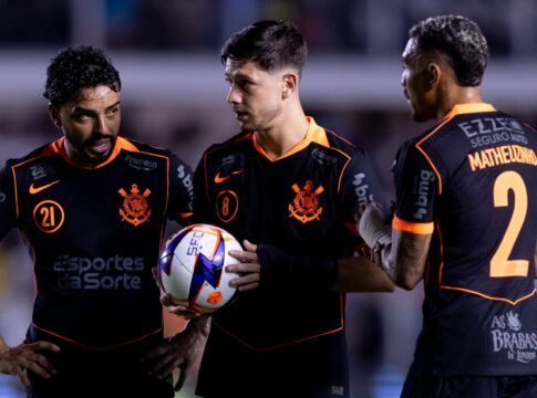 Bidu, Garro, que está com a bola, e Matheuzinho discutem quem baterá falta pelo Corinthians