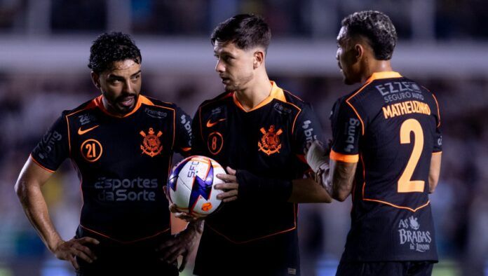 Bidu, Garro, que está com a bola, e Matheuzinho discutem quem baterá falta pelo Corinthians